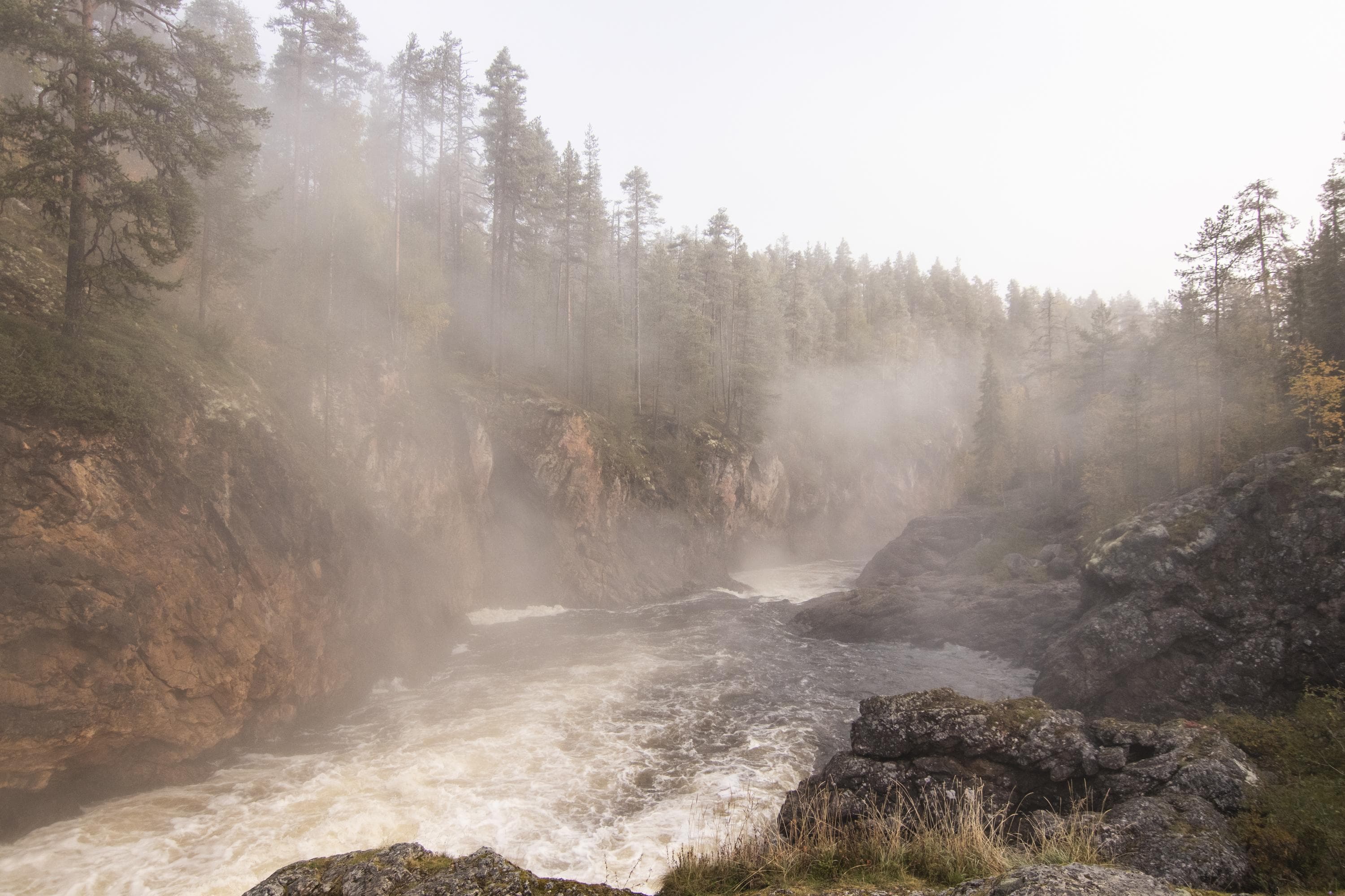 Kuva: Jonna Kalliomäki Koski ja siitä nousevaa usvaa,