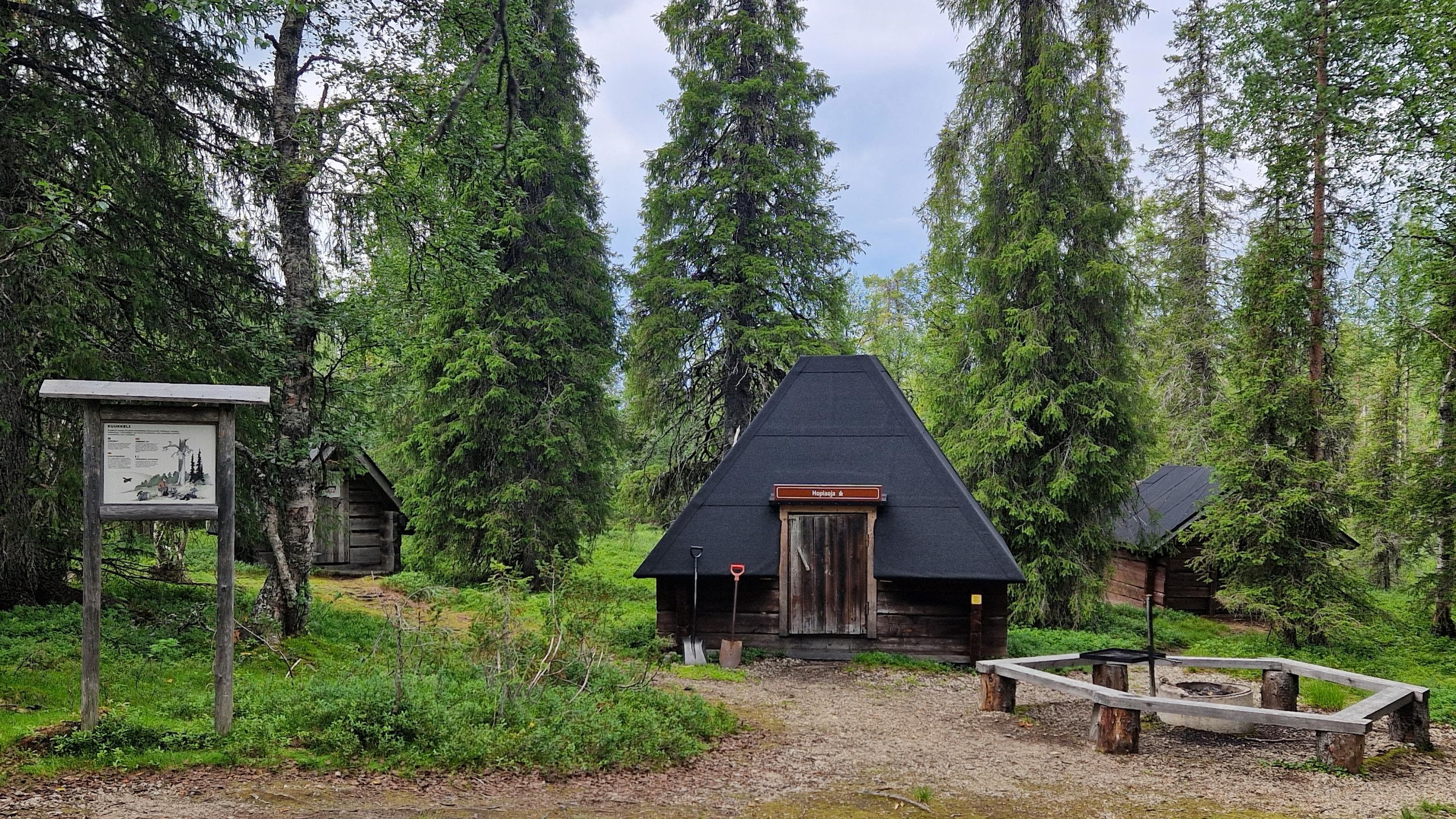 Bild: Kristiina Aikio I granskogen finns en kåta med en eldplats på gården.