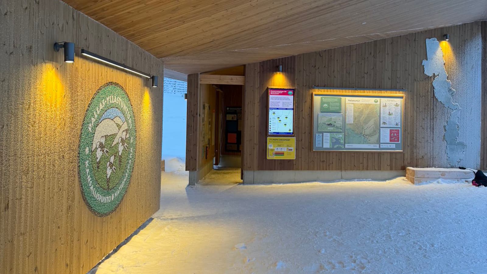 Kuva: Heta Kylmämaa Puurakennuksen huurteisilla ulkoseinillä on Pallas-Yllästunturin tunnus, diginäyttö ja opastustauluja.