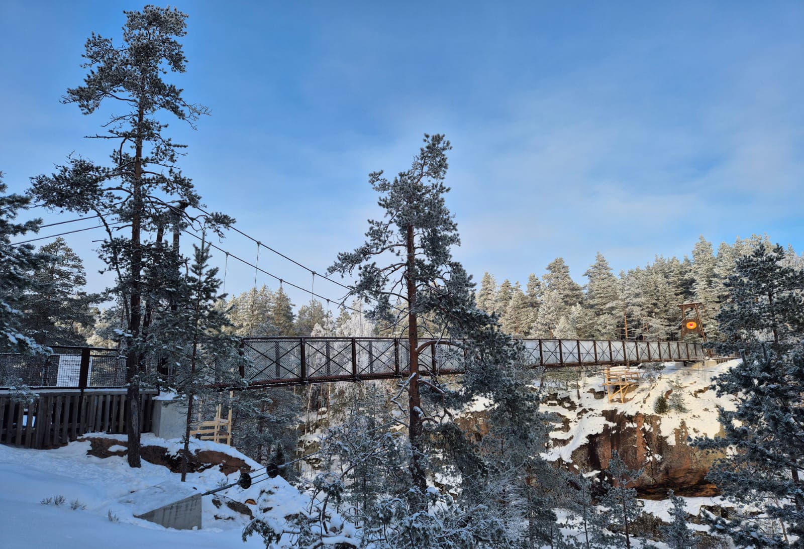 Kuva: Tero Mustonen Pitkä riippusilta talvisessa maisemassa.