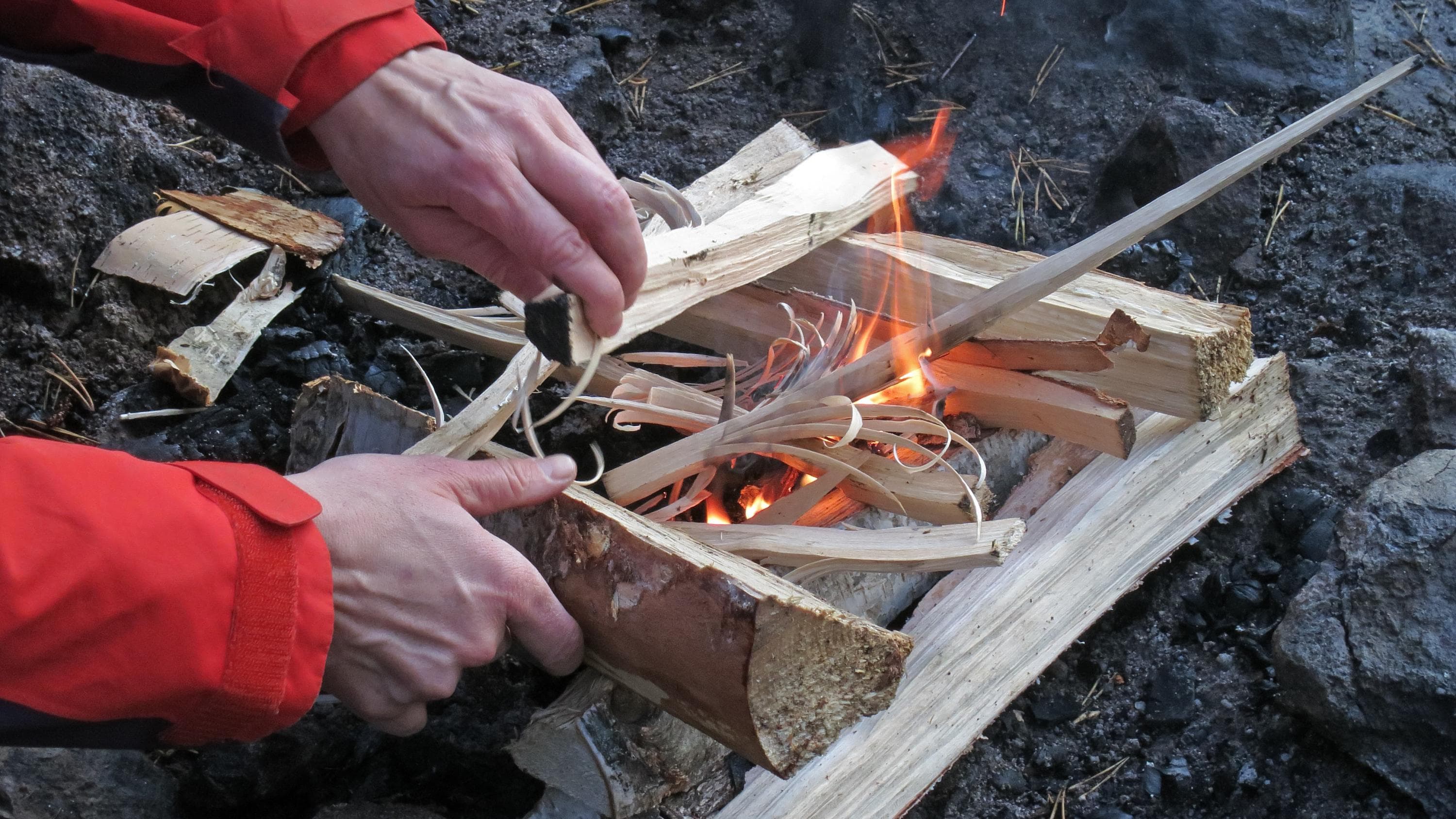 Kuva: Jussi Helimäki Syttymässä oleva nuotio, jonka ohuisiin tikkuihin tuli helposti tarttuu.