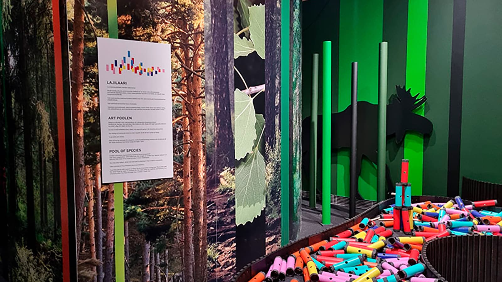 Kuva: Katja Määttä Näyttelyhuone, jossa on seinällä näyttelyn materiaaleja.