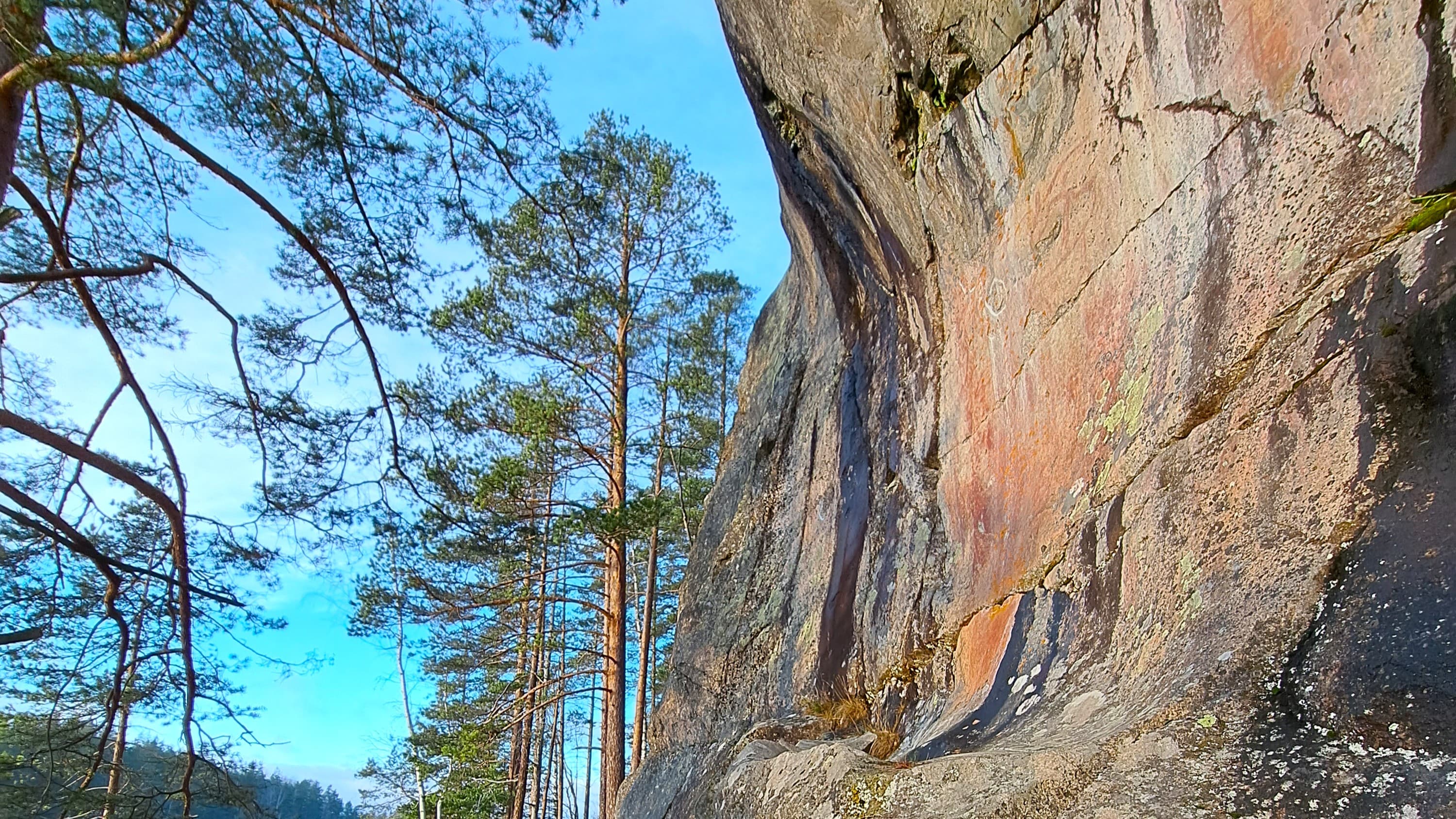 Kuva: Tanja Tenhunen Kovera kallioseinämä, jossa kalliomaalauksia.