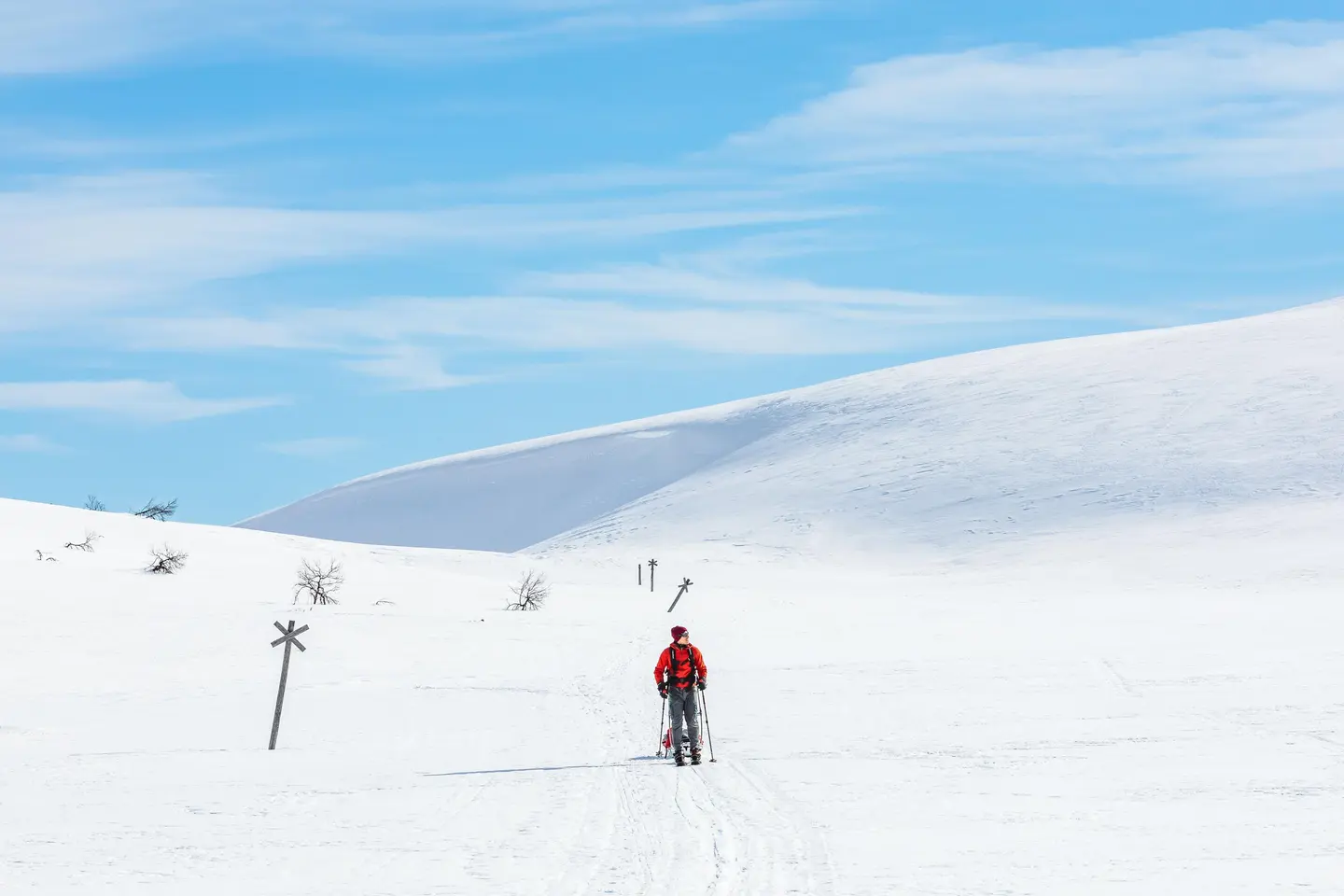 Image: Rami Valonen A skier on a marked trail in a fell landscape.