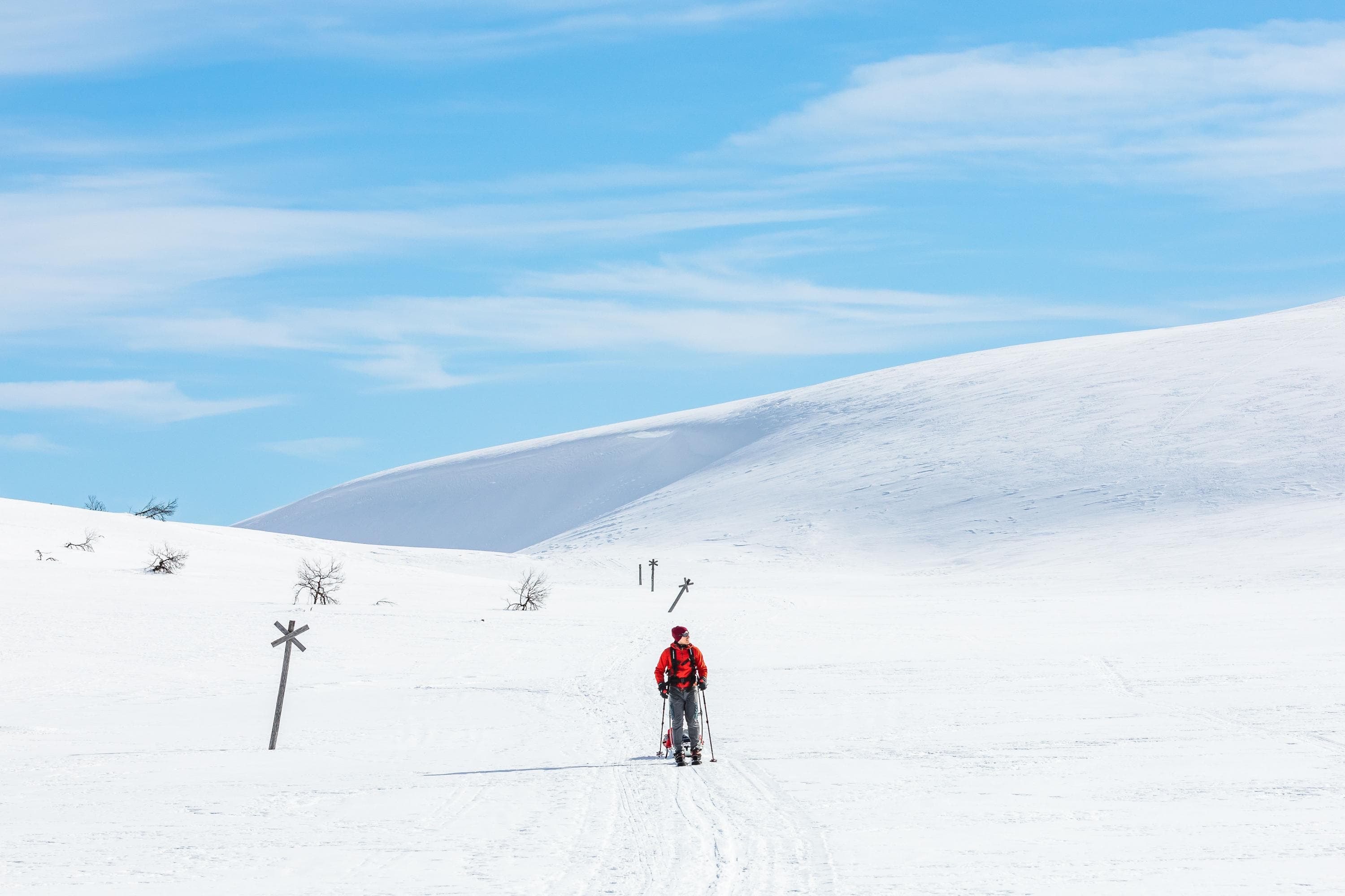 Image: Rami Valonen A skier on a marked trail in a fell landscape.