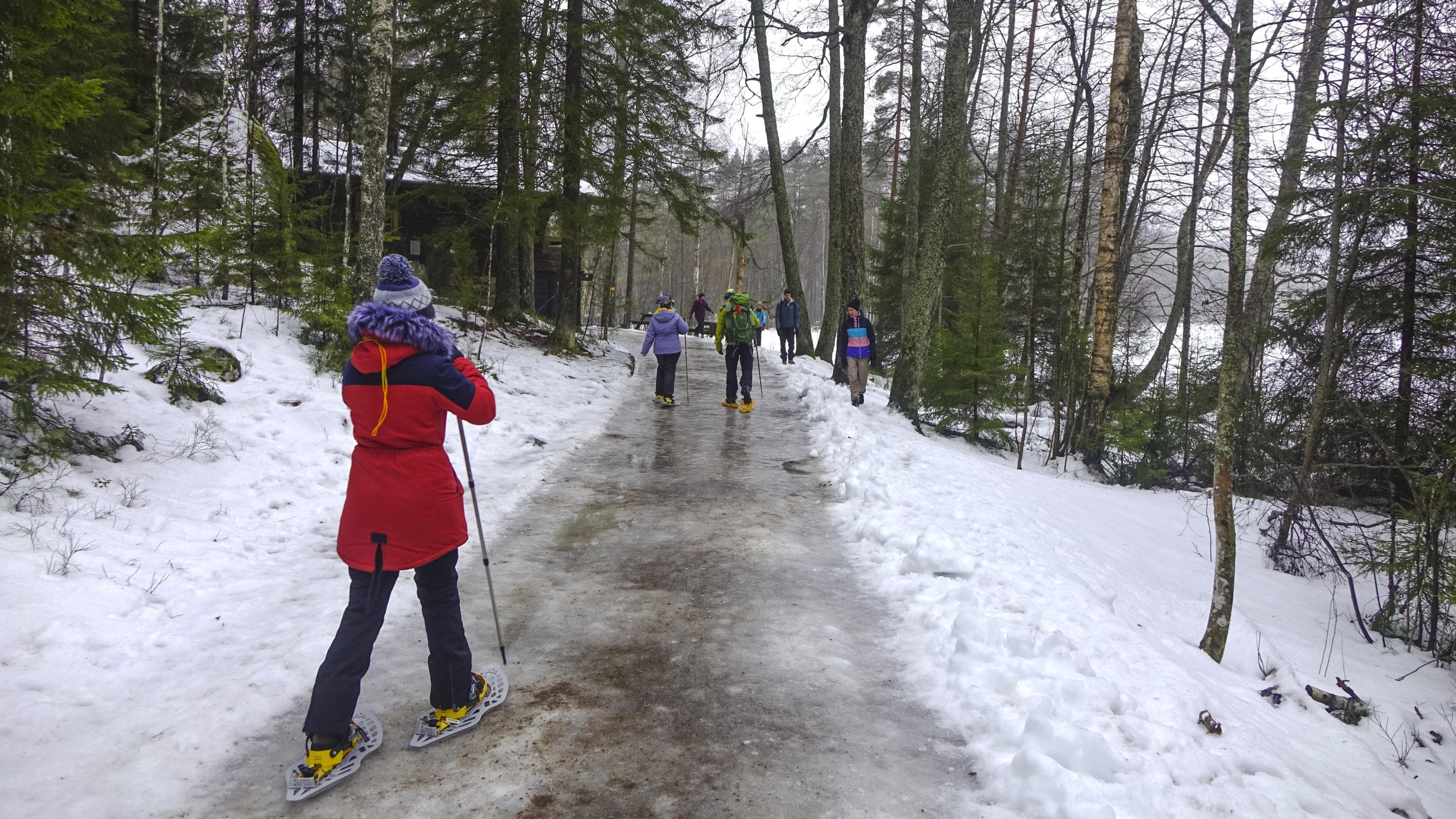 Kuva: Tatiana Yakovleva Ihmisiä kulkee lumikengillä jäistä tietä pitkin.