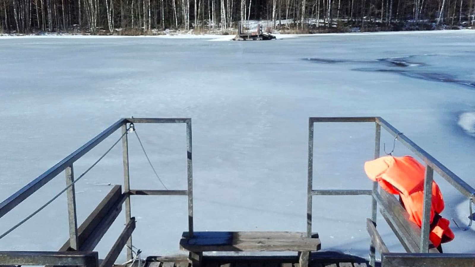 Kuva: Anne Pyykönen Hauras kevätjää peittää vielä kapean salmen. Pieni vetolossi odottaa rannassa jään sulamista.