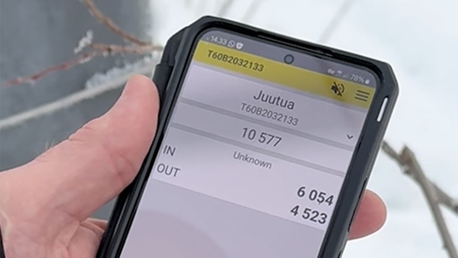 Image: Metsähallitus A hand holding a mobile phone. The screen shows Juutua and the figures 10,577, IN 6,054 and OUT 4,523.