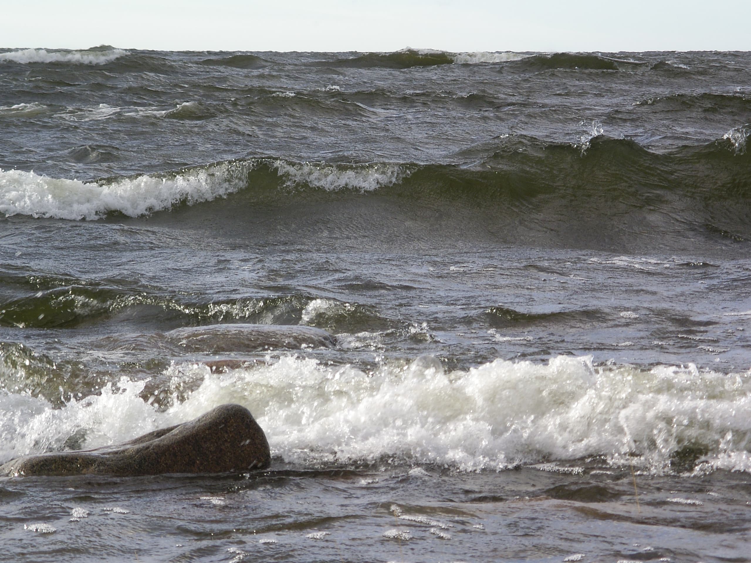Kuva: Essi Keskinen Kuohuvat aallot iskevät rannan kiviin.