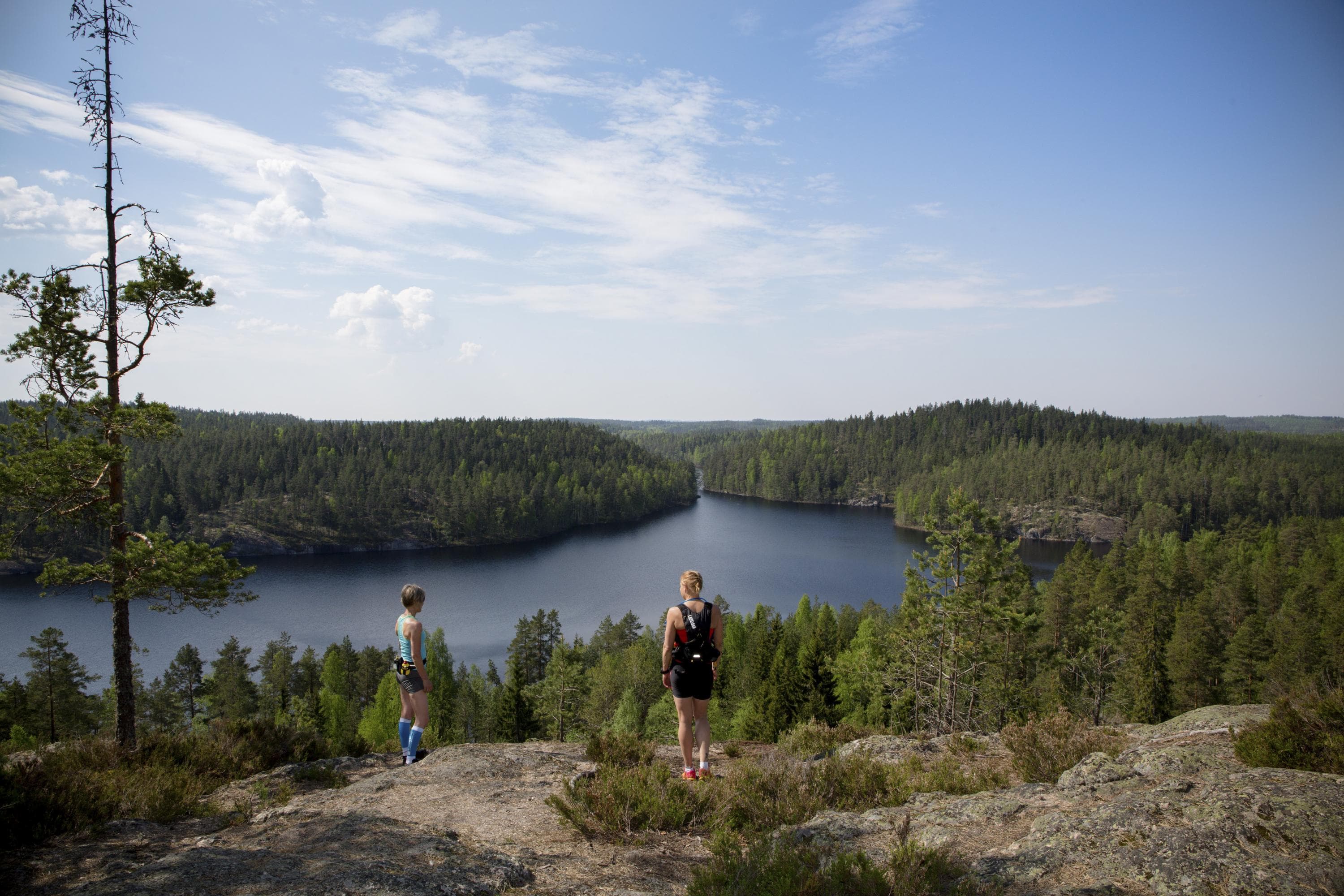 Kuva: Saara Lavi Polkujuoksijat kallion laella maisemaa katsomassa.