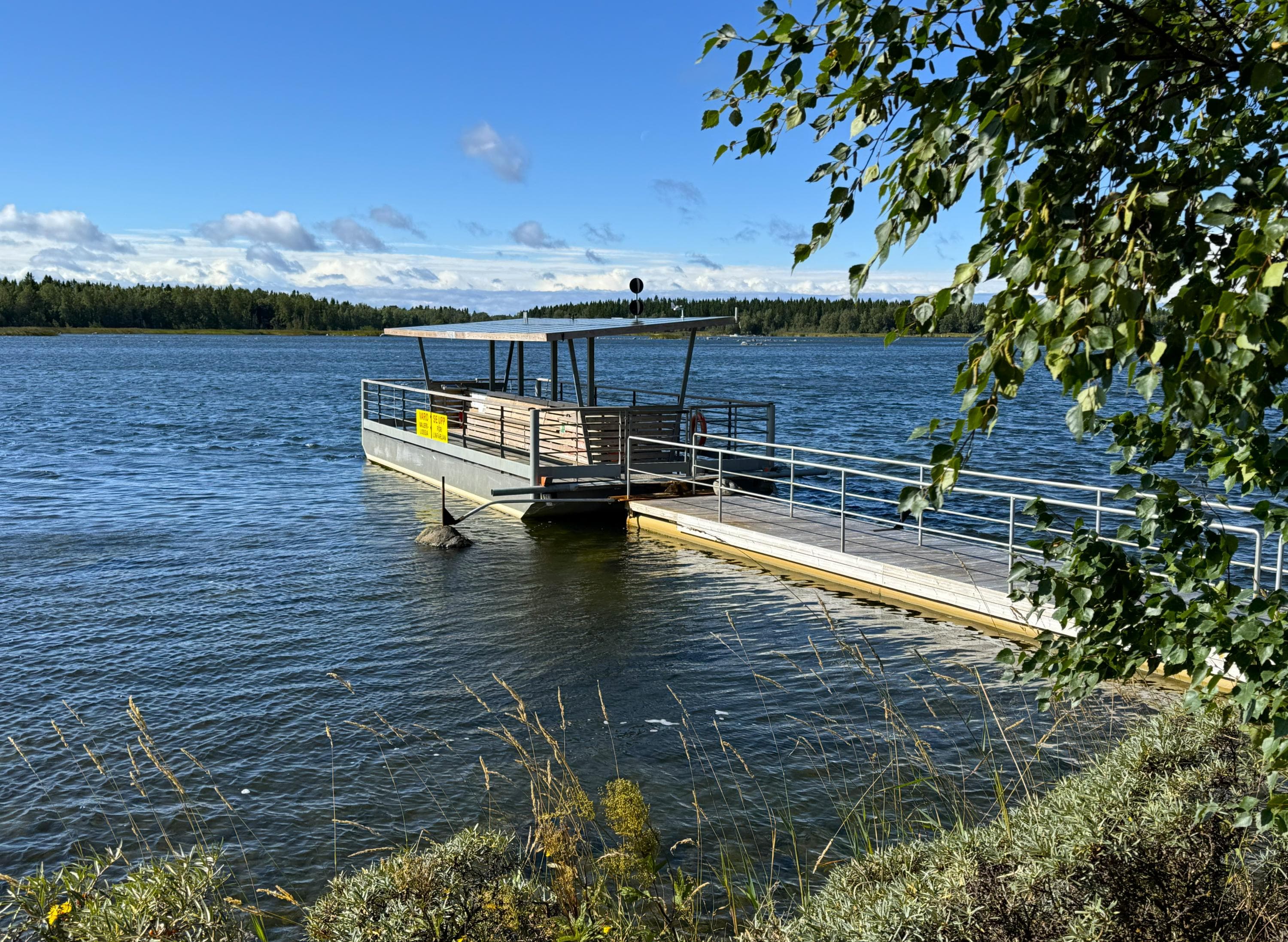 Kuva: Laura Piiroinen Lossi laiturin vierellä.