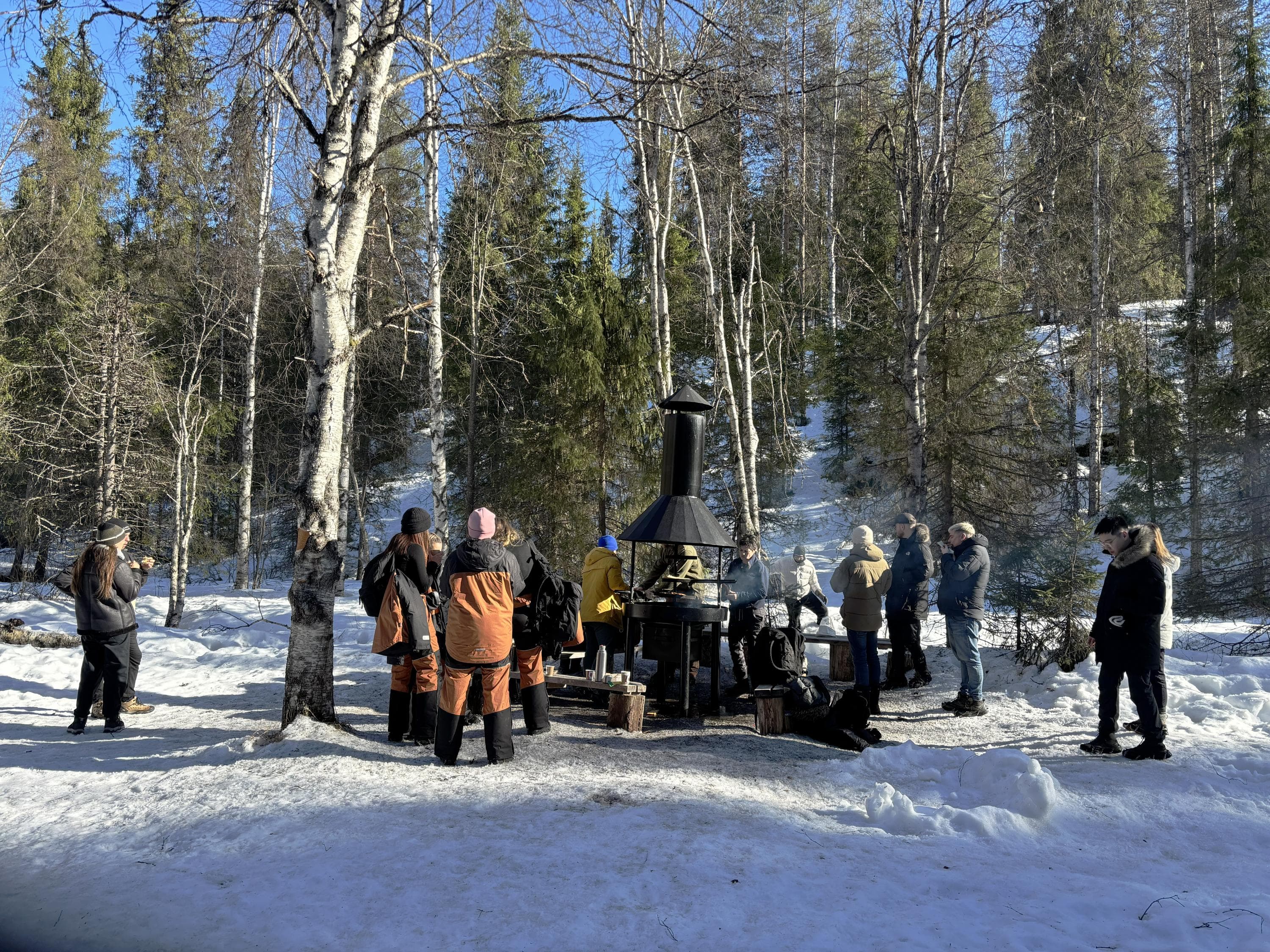 Kuva: Eeva Pulkkinen Ryhmä ihmisiä taukopaikalla.