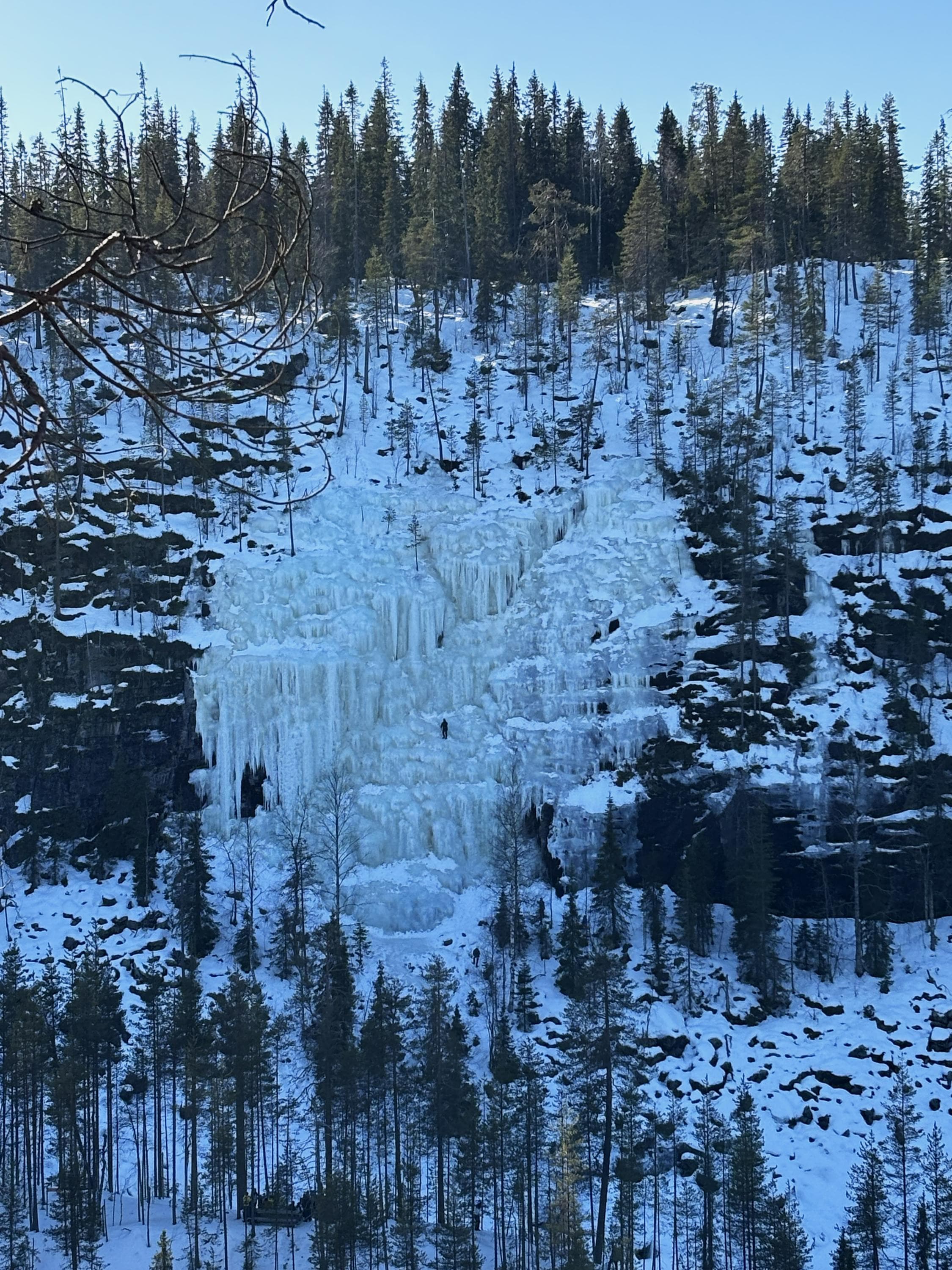 Kuva: Eeva Pulkkinen Jääputous rinteessä.