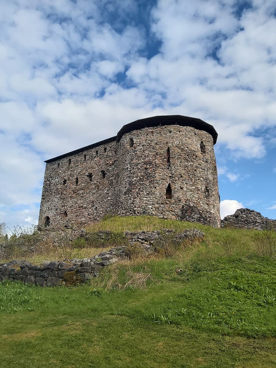 Kuva: Tanja Tenhunen Kivinen rauniolinna kesäpäivänä.
