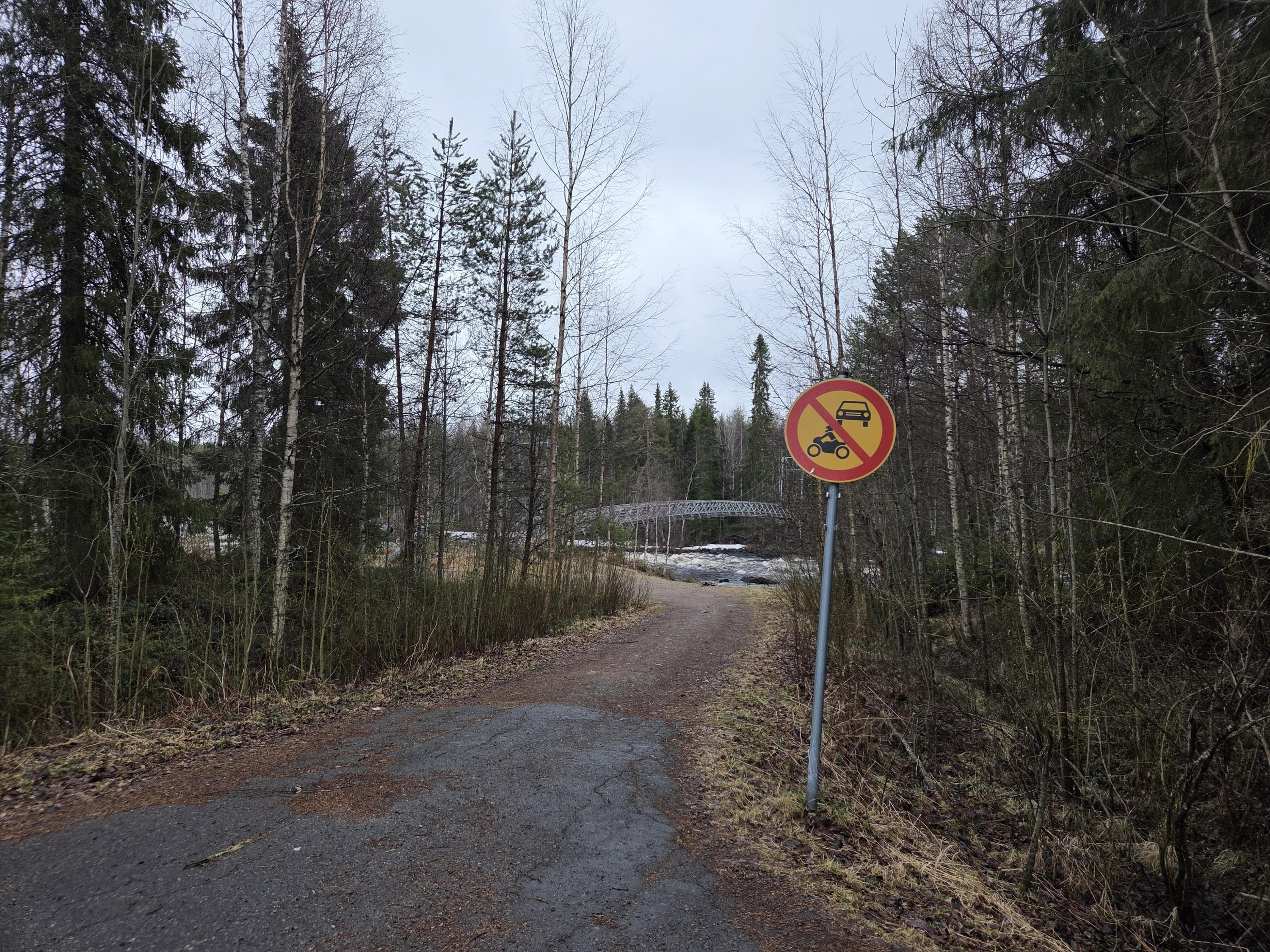 Kuva: Anne Annala Tien päättyessä jatkuu reittinä joen ylittävälle sillalle.