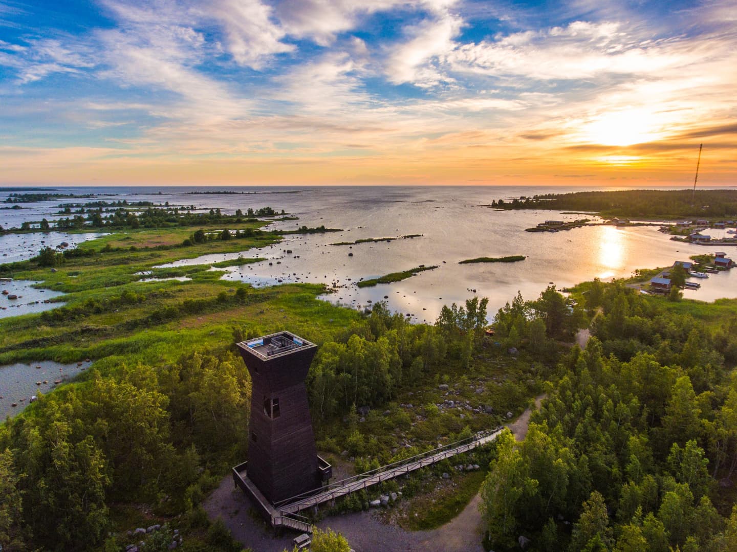 Kuva: Vaasan kaupunki / Kimmo Makkonen Ilmakuvassa näköalatorni maankohoamisrannikon edustalla auringonlaskussa.