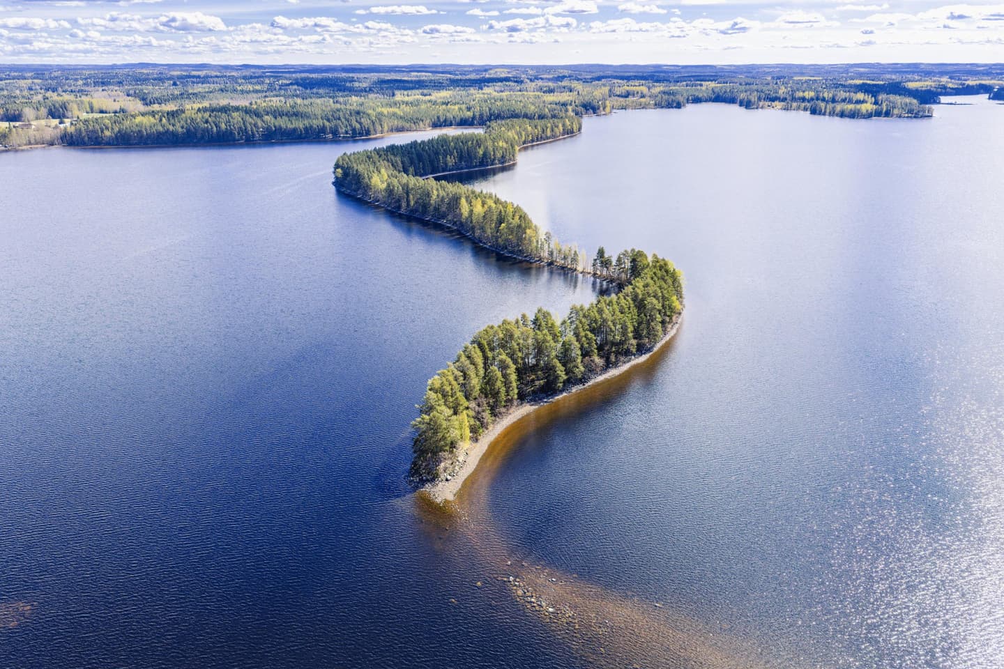 Kuva: Kuopio-Tahko Markkinointi Ilmakuvassa kapea niemi halkoo vettä.
