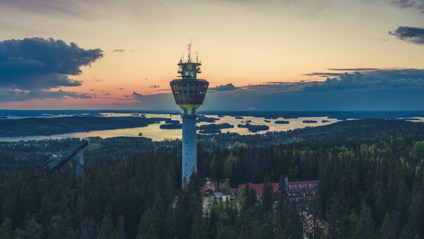 Kuva: Kuopio-Tahko Markkinointi Ilmakuvassa näköalatorni, hyppyrimäki ja järvi useine saarineen.