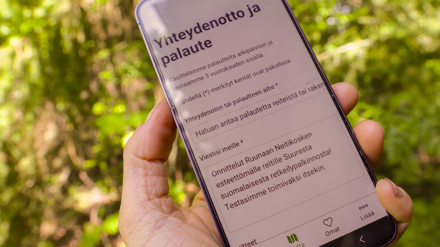 Kuva: Heidi Kilpeläinen Kädessä puhelin, jossa on avoinna luonton-palvelun palautelomake.