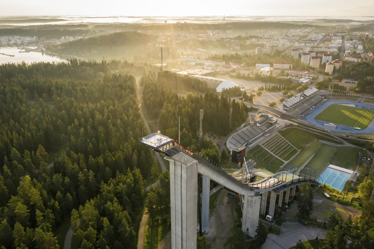 Kuva: Tuomas Uusheimo / Lahden kaupunki Hyppyrimäki ja urheilukenttiä metsän ja kaupungin kupeessa.