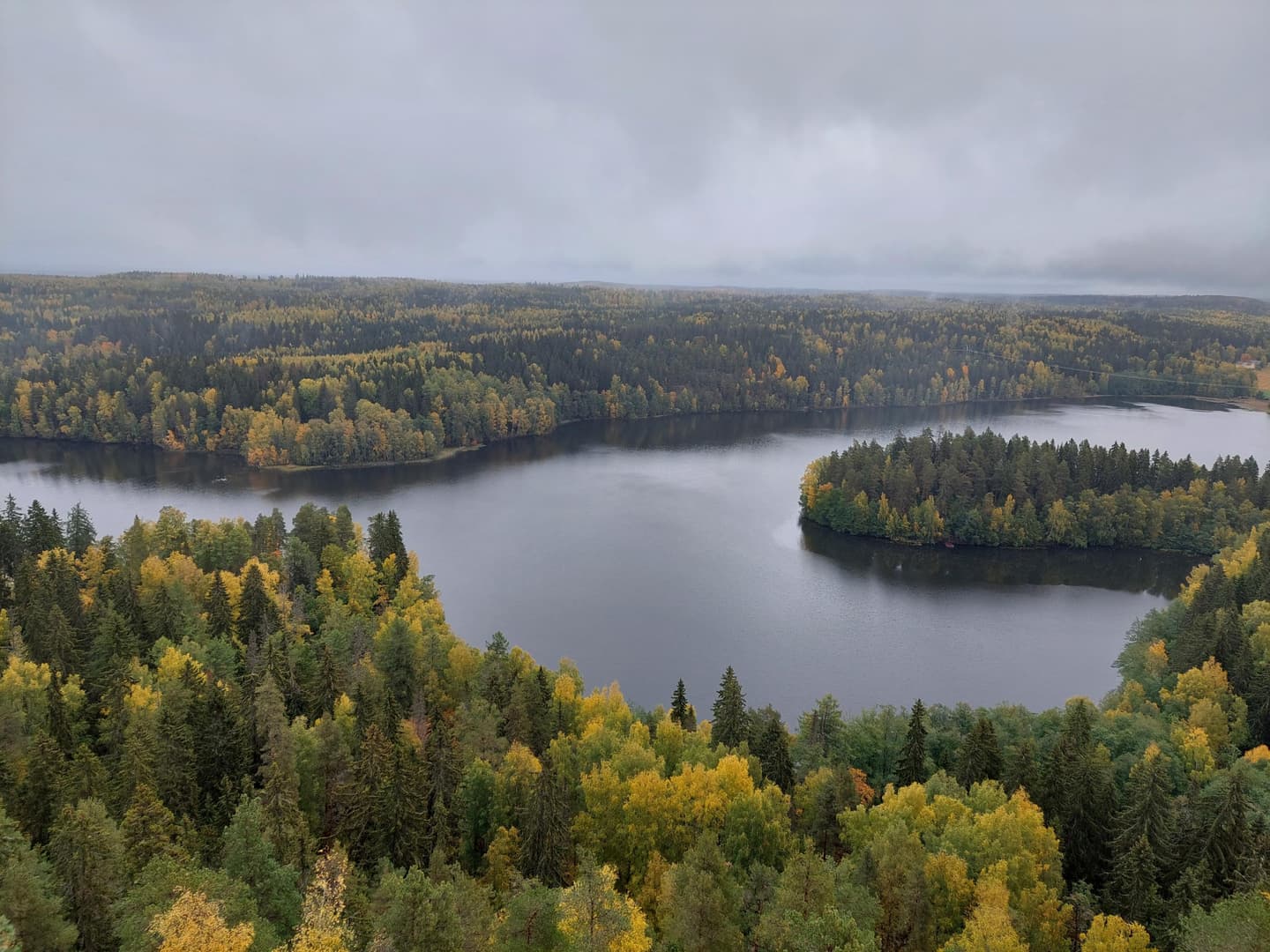 Kuva: Katja Granskog / Metsähallitus Syksyinen ilmakuva järvi- ja metsämaisemasta.