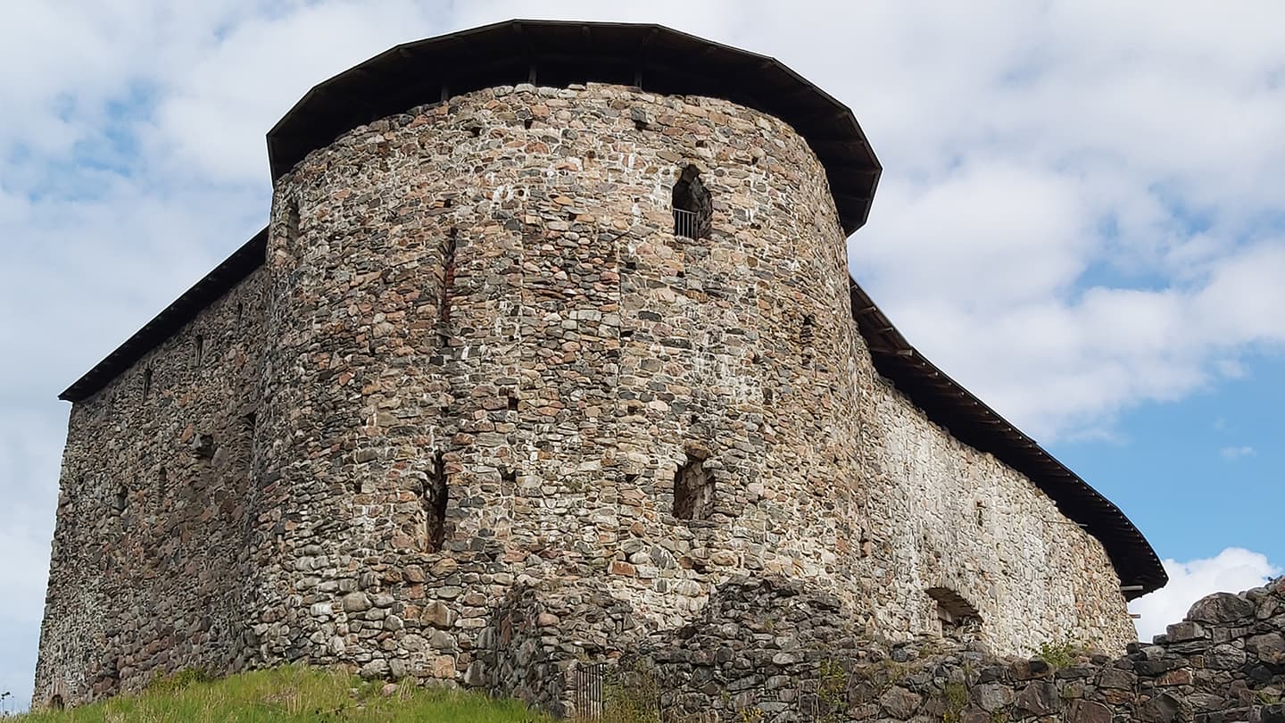 Kuva: TanjaTenhunen Linnan muurissa näkyy eri kerroksissa kapeita aukkoja.