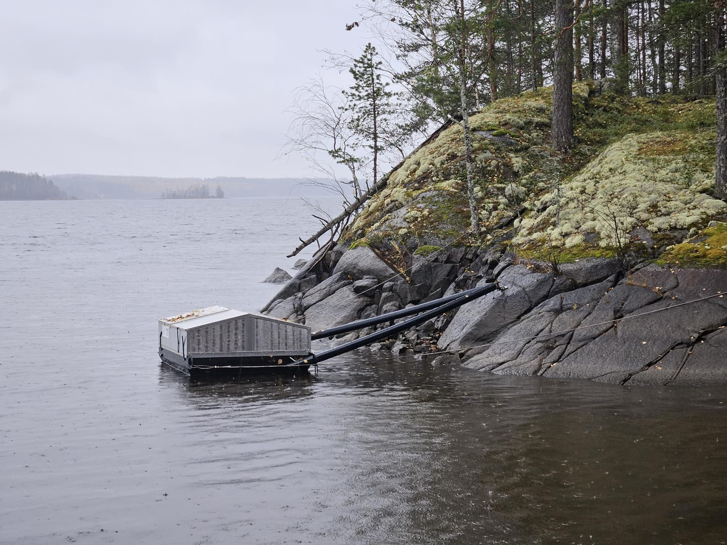 Kuva: Mikko Suonio Keinopesä järvessä kallion kupeessa.
