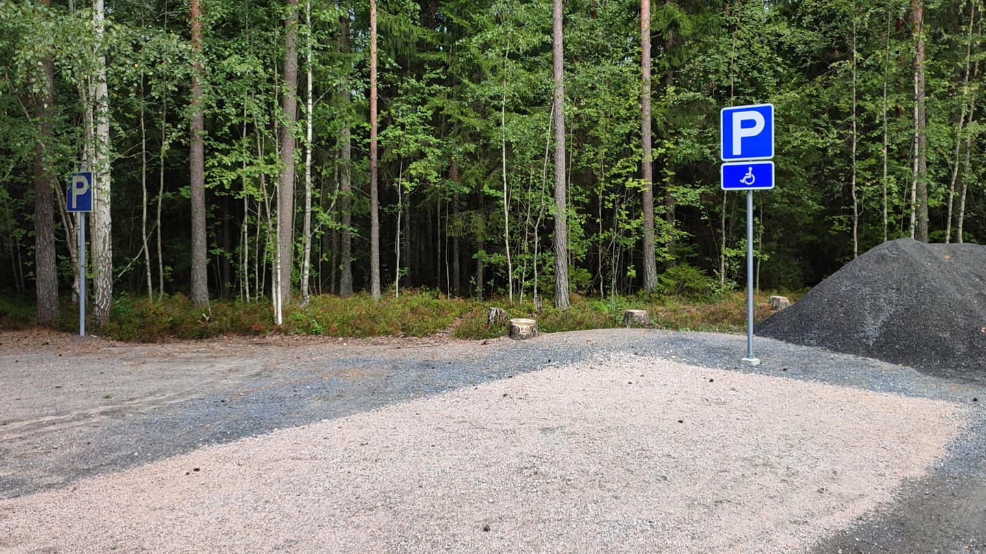 Image: Jussi Helimäki A designated accessible parking space has recently been levelled with additional gravel. A standard parking sign is visible next to it.