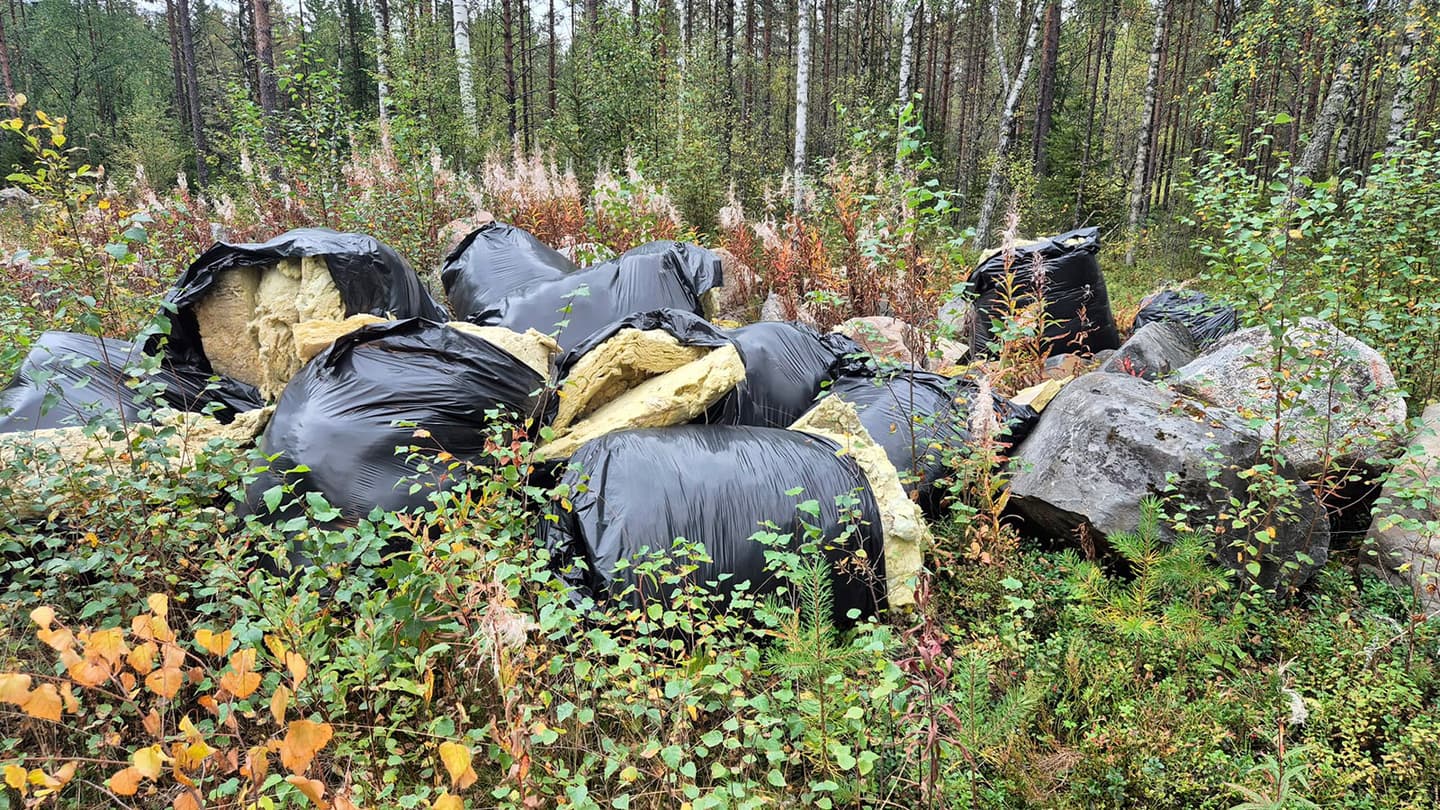 Kuva: Metsähallitus. Jätesäkkejä maastossa.