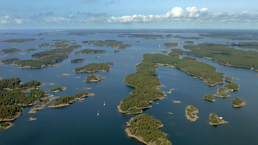 Flygbild. Holmar, hav och båtar i Ekenäs skärgårds nationalpark.