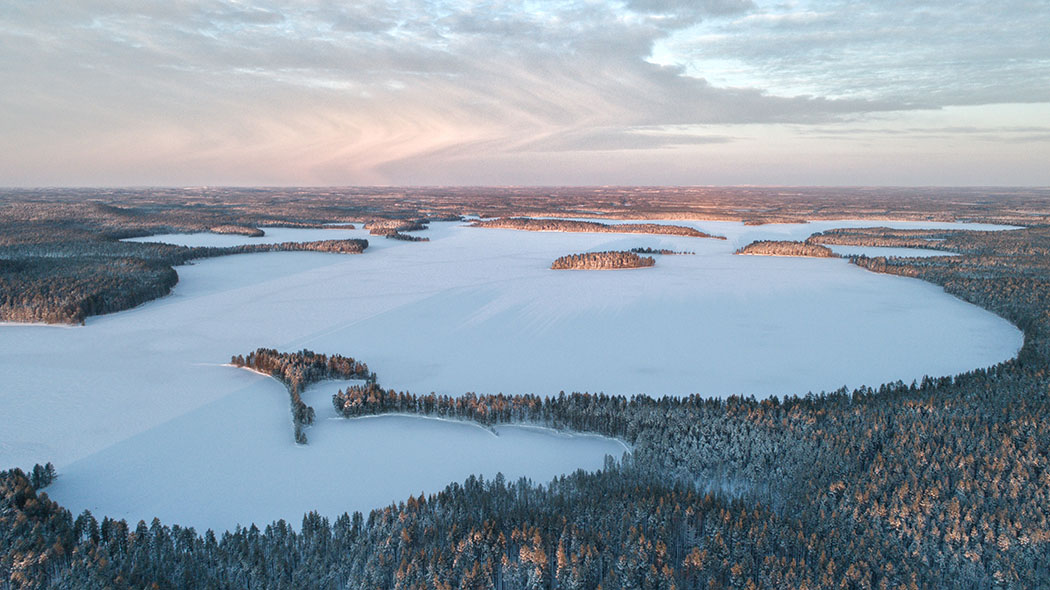 Erämainen Suomunjärvi talviasussa.