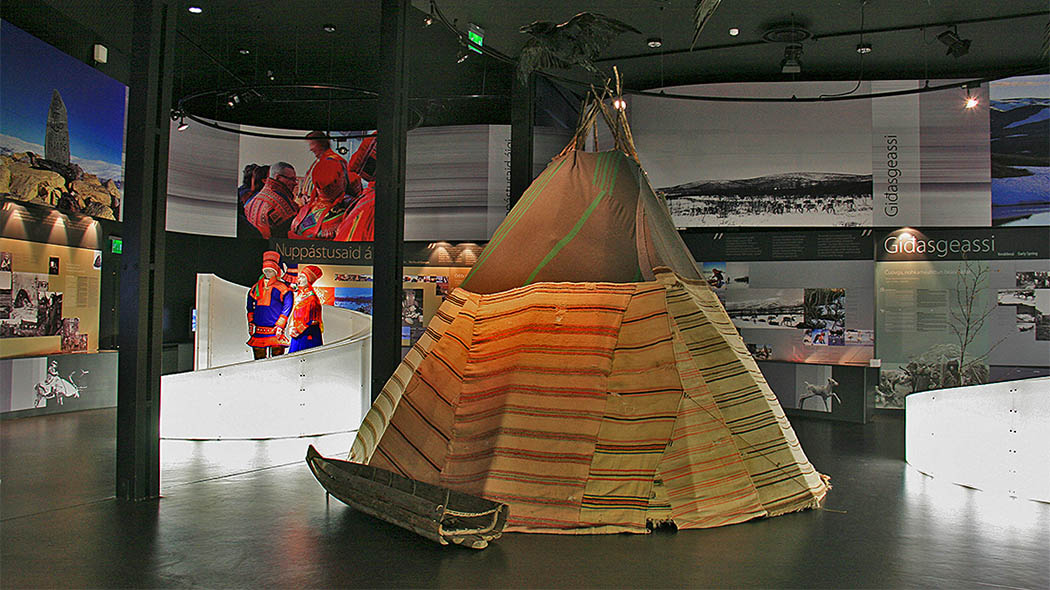 En utställning i Fjäll-Lapplands naturum, som berättar om Samekulturen.
