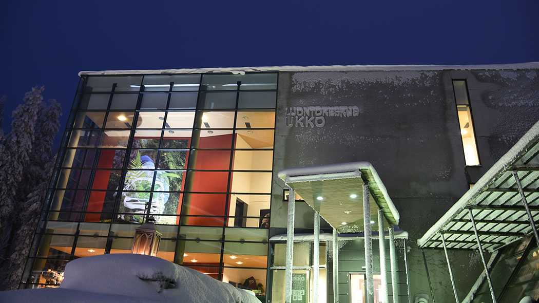 Rakennus kuvattuna talvi-iltana. Julkisivussa on paljon lasiseinää.